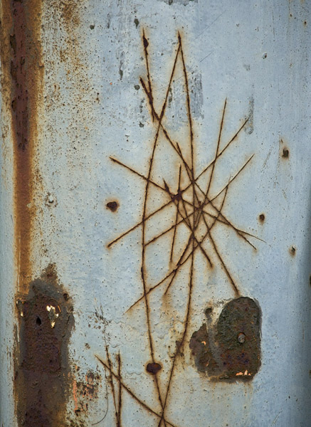 ScratchedRustPole2_8128